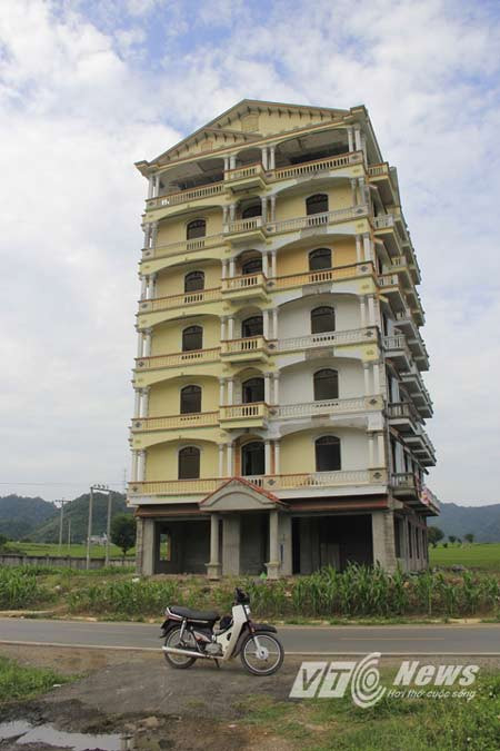 Tòa nhà được xây dựng từ năm 2010, sau khi Tàng bị bắt năm 2013 thì việc xây dựng cũng dừng lại.