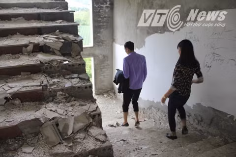 Nhiều bạn trẻ đi hẳn vào trong để khám phá.