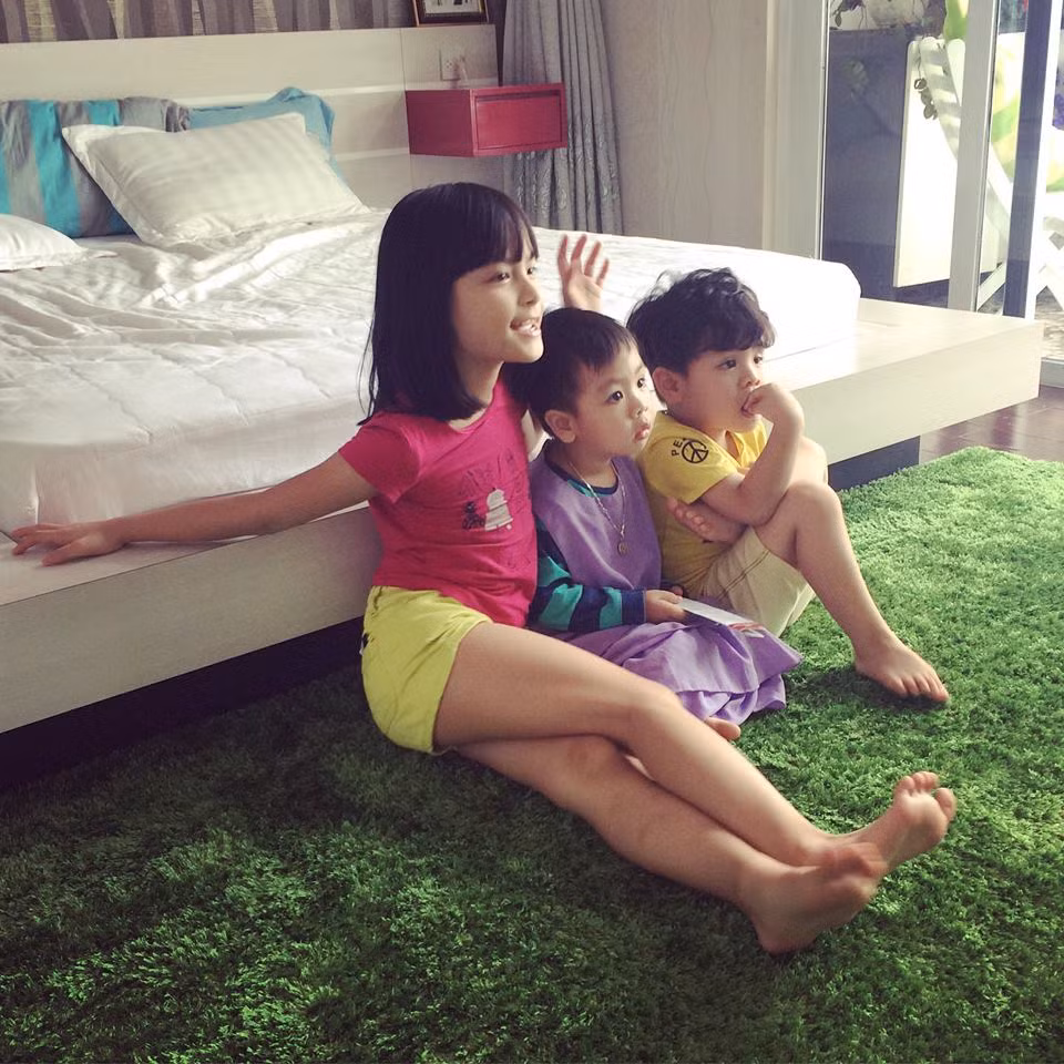 Phòng ngủ trải thảm xanh mang lại cảm giác giao hòa với thiên nhiên.