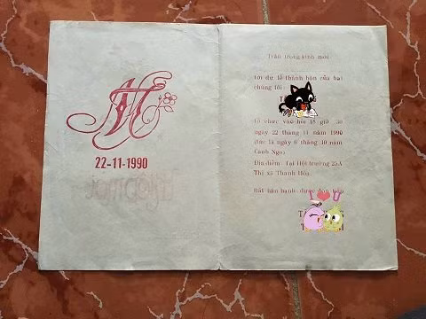 Trong danh sách tiền mừng cưới, có thể dễ dàng thấy những món quà đơn giản nhưng đầy ý nghĩa với các cặp vợ chồng thời điểm đó, chẳng hạn như những bức tranh, chiếc phích, khăn tắm, bộ ấm chén hay cả xoong, chậu nhôm…