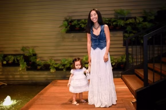 Có bố là tổng giám đốc của một công ty mỹ phẩm nổi tiếng thế giới, cô bé Sol - con gái của nữ ca sĩ Đoan Trang được bố mẹ chu cấp những điều kiện tốt nhất ở mức tuyệt đối. Trong căn hộ cao cấp tại quận 2, xét về độ xa hoa, sang trọng thì chắc chắn độ giàu có "từ trứng nước" của cô nàng tiểu thư Sol thuộc hàng "không phải dạng vừa".