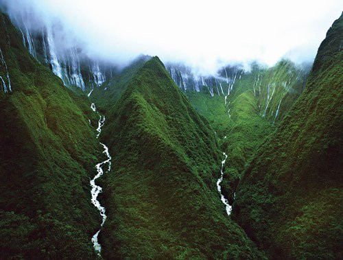 Kỳ quan thiên nhiên thế giới này chưa từng được chinh phục bởi bất kì ai, vì độ cao khó tưởng tượng cùng địa hình dốc thẳng đứng. Không thể tiếp cận ngọn thác này bằng xe hơi hay đi bộ đường dài, cách duy nhất để chiêm ngưỡng kỳ quan thiên nhiên tuyệt vời này là đi trực thăng du lịch. Nó được đặt tên theo dòng sông dài Honokohau chảy từ đỉnh Puu Kukui, nơi hàng năm nhận lượng mưa lên tới 9.000mm, cũng là khu vực được cho là có lượng mưa cao nhất thế giới.
