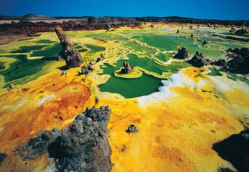 Dallol nằm ở vùng trũng của sa mạc Danakil, nằm phía Đông Bắc Ethiopia. Khu vực bí ẩn này nằm dưới mực nước biển 116m, nhiệt độ trung bình hàng năm là 35 độ C. Gần đó là núi lửa Dallol, từng phun trào vào cuối năm 1926. Nơi này cực kỳ nóng và siêu mặn, là mồ chôn cho bất cứ sự sống nào song lại là thiên đường của những tay săn ảnh dũng cảm. Song họ cũng không thể đứng ở đây lâu nếu không muốn bỏ mạng.