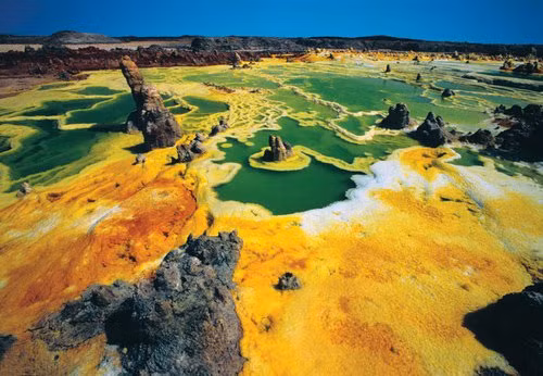 Dallol nằm ở vùng trũng của sa mạc Danakil, nằm phía Đông Bắc Ethiopia. Khu vực bí ẩn này nằm dưới mực nước biển 116m, nhiệt độ trung bình hàng năm là 35 độ C. Gần đó là núi lửa Dallol, từng phun trào vào cuối năm 1926. Nơi này cực kỳ nóng và siêu mặn, là mồ chôn cho bất cứ sự sống nào song lại là thiên đường của những tay săn ảnh dũng cảm. Song họ cũng không thể đứng ở đây lâu nếu không muốn bỏ mạng.