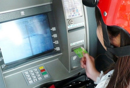 Hãy cảnh giác với người lạ ở cây ATM.