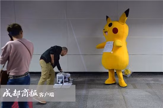Mau nam 9X gia Pikachu o ga tau kiem tien chua benh cho con