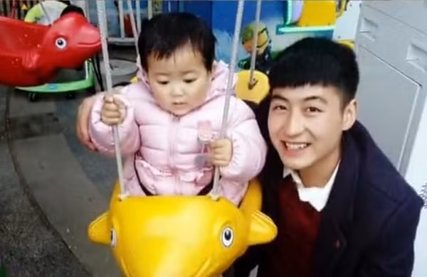 Mau nam 9X gia Pikachu o ga tau kiem tien chua benh cho con-Hinh-2