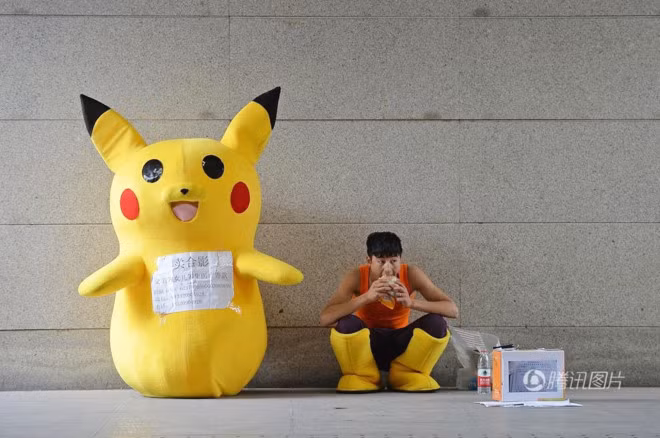 Mau nam 9X gia Pikachu o ga tau kiem tien chua benh cho con-Hinh-3