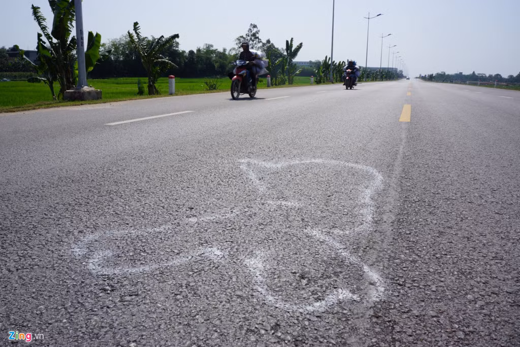 Tối 31/3, nam công nhân 25 tuổi ở phường Quảng Tiến (Sầm Sơn) điều khiển xe máy trên đường về nhà. Đến địa phận xã Quảng Tâm, xe máy đâm trực diện vào ôtô con hiệu Hyundai đi ngược chiều. Nạn nhân tử vong tại chỗ, 2 người ngồi trên ôtô bị thương nặng. Cho đến nay, vết vẽ sơn xử lý vụ việc này vẫn còn.