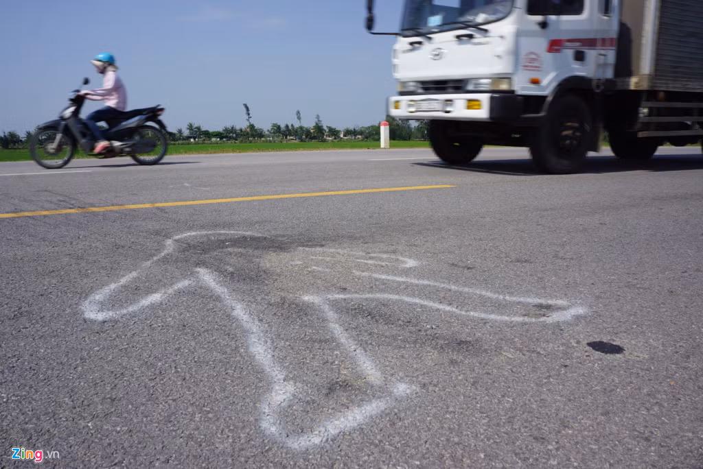 Nằm cách địa điểm trên khoảng 10 m, là vết vẽ xử lý hiện trường một vụ việc tai nạn khác. Cuối tháng 3, một nữ sinh điều khiển xe máy đến địa điểm này tông trực diện vào ôtô ngược chiều, nạn nhân tử vong tại chỗ.