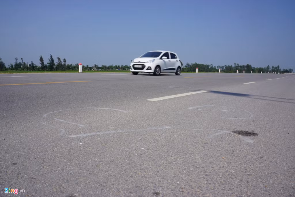 Dù mới đưa vào sử dụng nhưng tuyến đường liên tiếp xảy ra các vụ tai nạn giao thông nghiêm trọng khiến nhiều người tử vong. Khi xử lý tai nạn, cảnh sát dùng bình sơn trắng vẽ hình hài, vị trí ngay trên mặt đường để điều tra.