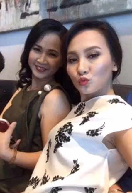 Nụ cười và những cái ôm thân mật giữa các diễn viên chỉ có ở hậu trường Sống chung với mẹ chồng, còn trên màn ảnh không có chuyện con dâu vui vẻ và thoải mái như thế này. Ảnh: FBNV