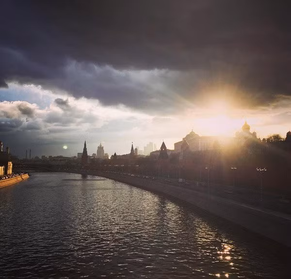 Vào lúc 8h tối, sự "kỳ bí" xuất hiện khiến nhiều người thích thú. Một đám mây khổng lồ giống hình chiếc kẹo bông, như sà xuống bao ôm các nóc nhà. Từ mọi góc ngách của thành phố đều có thể quan sát hiện tượng lạ thường này.