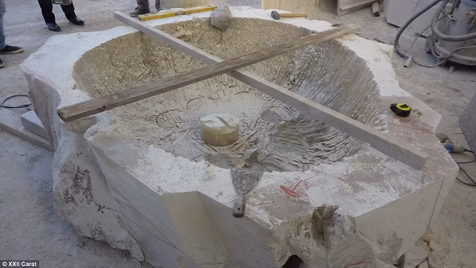 Sau đó, khối đá được xẻ đôi. Các chuyên gia dành hàng trăm tiếng đồng hồ để đục và mài giũa chúng thành bồn tắm tuyệt đẹp.