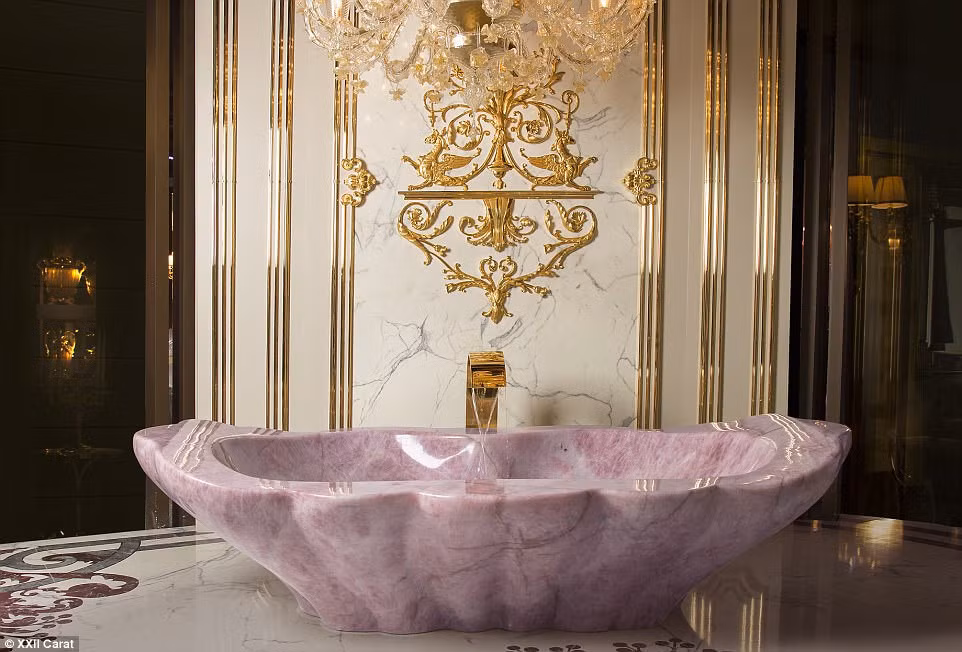 Ông Luca Baldi, CEO của Baldi, cho biết việc tắm trong chiếc bồn này giống như một trải nghiệm vượt trên thực tại: “Chúng giúp người dùng thoát khỏi những căng thẳng và lo âu thường nhật. Đó là kết nối hoàn hảo với thiên nhiên, một cảm giác nguyên thủy nhất, đem lại sự thư thái tột cùng.