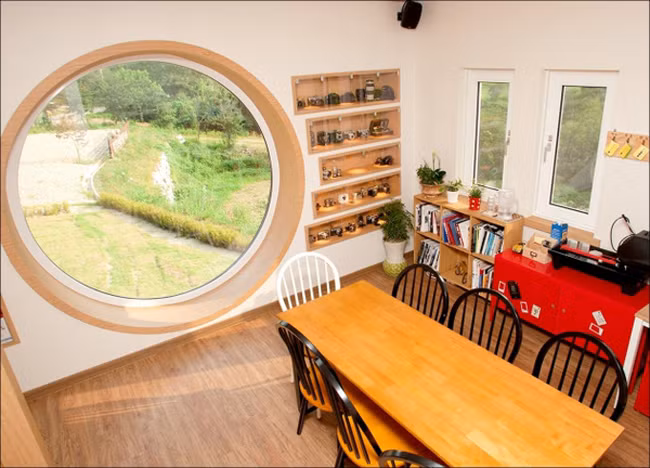 Khung cửa lớn hình tròn độc đáo.