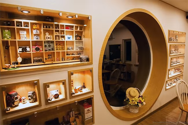 Bên trong quán trưng bày khá nhiều máy ảnh.