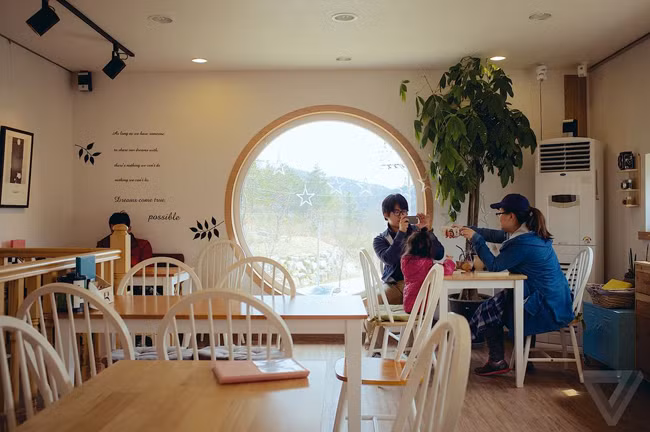 Quán cà phê là điểm hẹn lý tưởng cho các gia đình đi dã ngoại ghé thăm.