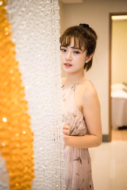 Hot girl Tú Linh lần đầu xuất hiện sau khi lấy chồng.