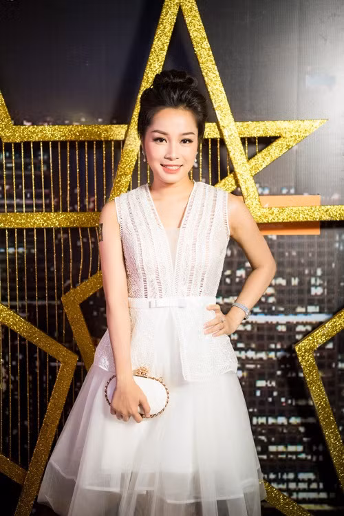 Mới đây, Minh Hương – nữ chính trong phần đầu Nhật ký Vàng Anh gây chú ý khi xuất hiện trong một sự kiện do diva Mỹ Linh tổ chức. Điều khiến Minh Hương hút mọi ánh nhìn và các ống kính máy ảnh tại sự kiện là bởi cô ngày càng hoàn thiện nhan sắc. Từ gương mặt đến vóc dáng đều cho thấy nữ diễn viên Minh Hương xinh đẹp hơn nhiều sau 10 năm qua vai diễn đầu tay trong bộ phim dành cho lứa tuổi teen Nhật ký Vàng Anh. Thậm chí, cô vẫn giữ được những nét tươi trẻ, rạng ngời.