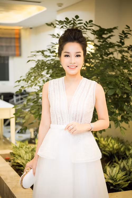 Khi Nhật ký Vàng Anh 1 lên sóng, Minh Hương mới chỉ tròn 20 tuổi nhưng đã nhanh chóng tạo được chú ý nhờ gương mặt hiền dịu, trong sáng, đúng với tiêu chí của nhân vật Vàng Anh mà nhà sản xuất muốn truyền tải. Nhiều năm trôi qua sau bộ phim đình đám Nhật Ký Vàng Anh ngày nào, Minh Hương giờ đã 30 tuổi và là mẹ của 2 nhóc tỳ xinh xắn, đáng yêu. Hiện tại, Minh Hương đang làm MC cho kênh Truyền hình ANTV. Ngoài ra, cô đã trở lại nghiệp diễn và tạo được ấn tượng với một vài bộ phim như Lời ru mùa đông,…