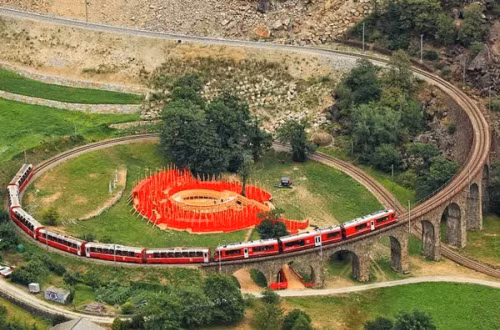 5. Đường ray tàu hỏa hình xoắn ốc ở Thụy Sĩ Brusio là đường ray đơn chạy qua cây cầu cạn hình xoắn ốc ở Graubünden, Thụy Sĩ. Giống như các đường ray hình xoắn ốc khác, nó được xây dựng để cho phép tàu chuyển độ cao trong đoạn đường tương đối ngắn. Đoạn đường hình xoắn ốc này dài 110m và nghiêng 7%.