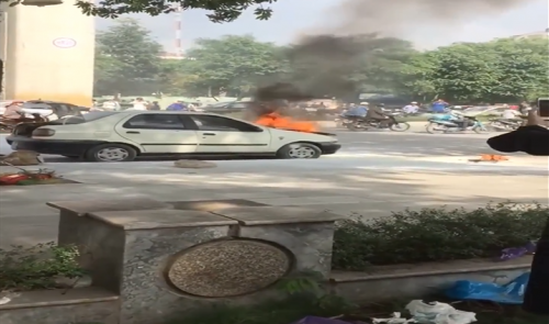 Video O to 4 cho boc chay du doi tren pho Ha Noi