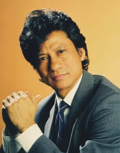 1. Danh ca Chế Linh Chế Linh nổi danh từ thập niên 60 và được xem như là một trong bốn giọng nam nổi tiếng nhất của nhạc vàng thời kỳ đầu. Danh ca hải ngoại đã trải qua 4 đời vợ và có tới 14 người con, trong đó có 7 trai, 7 gái. Ông cùng người vợ đầu tiên đến với nhau khi chỉ mới 21 tuổi. Sau 4 năm gắn bó có được 5 người con thì hai người chia tay. Người vợ thứ hai là em gái của người vợ đầu . Nhưng chẳng được bao lâu, hai người cũng đường ai nấy đi. Sau khi kết thúc mối duyên tình chị em, quý ông đào hoa này đến với người vợ thứ 3 là Thúy Hằng nhưng bà đã đột ngột mất do bị bệnh.