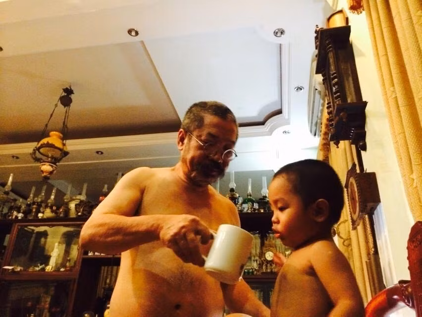 2. Đạo diễn Lê Hùng Lê Hùng là đạo diễn có tài của những năm 90. Hiện, ông đang là Giám đốc nhà hát Tuổi trẻ. Ông được phong danh hiệu NSND năm 2007. Lê Hùng từng khiến cho nhiều người phải choáng váng khi cưới cô vợ trẻ kém 32 tuổi. Bất chấp khoảng cách lớn về tuổi tác và sự ngăn cấm của gia đình, Hoài Thu vẫn vượt qua để trở thành bến đỗ của người đàn ông đã qua nhiều lần “đò”.