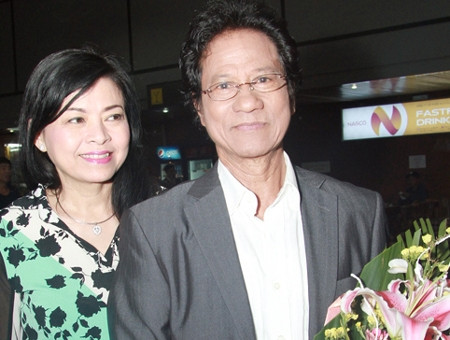 Vương Nga là người vợ thứ tư và cũng là người gắn bó với ông lâu nhất từ năm 1975 cho đến giờ. Sau hơn 40 năm gắn bó, Chế Linh và Vương Nga vẫn luôn hạnh phúc bên nhau. Chế Linh chia sẻ rất cảm kích trước sự đồng cảm của Vương Nga. Dù đã chia tay nhưng Chế Linh vẫn liên lạc và trở thành bạn bè với những người vợ trước.