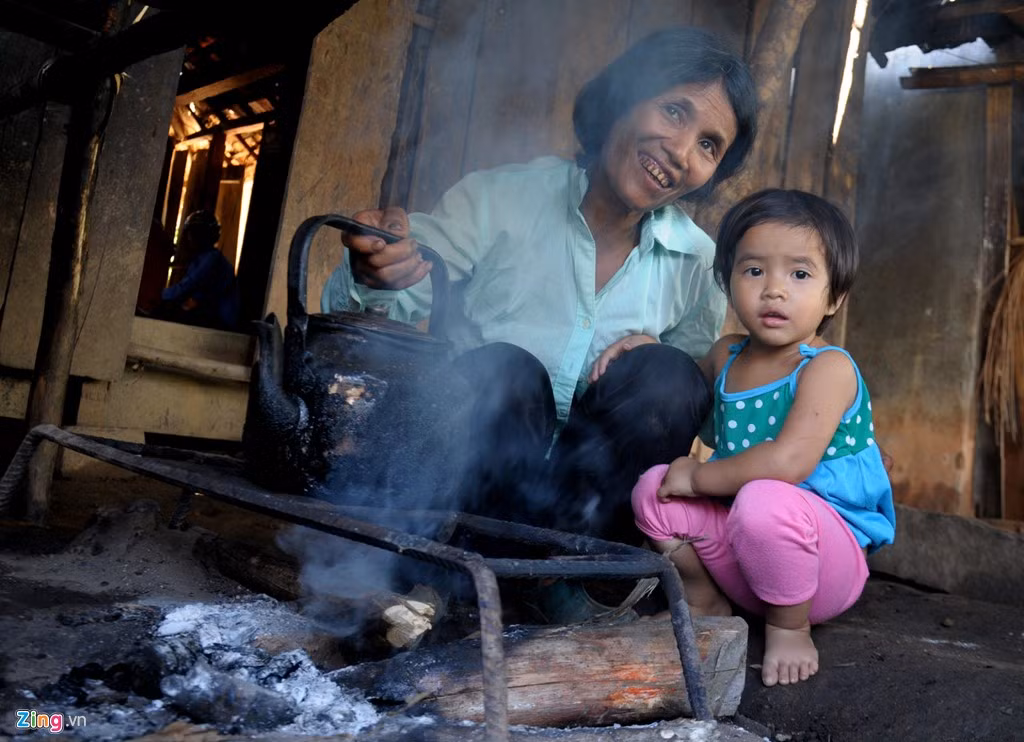 Dù mới 43 tuổi nhưng bà Hồ Thị Tĩnh (ngụ xã Trà Quân) đã có 6 con và cháu nội. Người phụ nữ này bộc bạch, chưa từng đặt vòng tránh thai vì sợ bị đau sốt không làm được nương rẫy. Bà Nguyễn Thị Bích Thủy, Phó giám đốc Trung tâm Dân số Kế hoạch hóa gia đình huyện Tây Trà cho hay, đồng bào thiểu số quan niệm sinh con trai để nối dõi, đảm trách việc thờ cúng nên họ sinh mãi bao giờ có con trai mới thôi. Dù tuyên truyền nhiều nhưng họ từ chối đặt vòng tránh thai hoặc đình sản với nhiều lý do như ngại đường xa, sợ tốn tiền, đau ốm, quan niệm "trọng nam, khinh nữ" còn nặng nề...