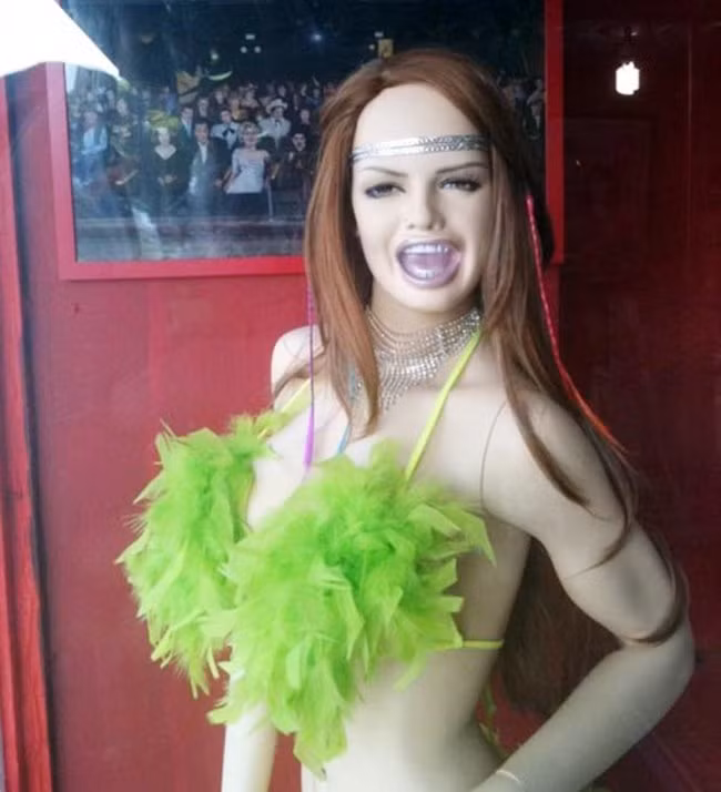 Em cũng quyến rũ lắm đấy chứ.