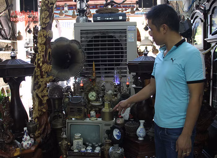 Anh Bùi Công Chiến cho biết: “Tôi bắt đầu sưu tầm các kỷ vật chiến tranh cách đây 20 năm vì ước mơ của tôi là làm một bảo tàng kỉ vật chiến tranh thu nhỏ ngay trong nhà của mình. Những kỉ vật xuất xứ từ nước Nga, Pháp, Mỹ… hễ nắm được thông tin ở đâu có đều được tôi tìm và mua lại. Đối với tôi việc sưu tầm các vũ khí, vật dụng trong chiến tranh là một niềm thú vui lớn".