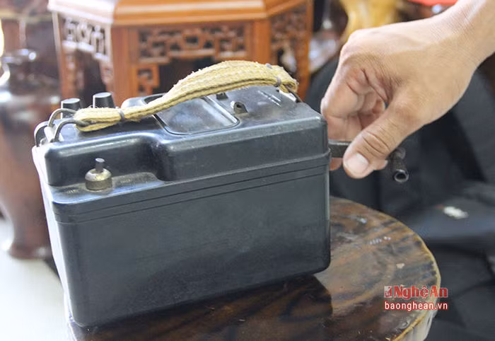 Máy nổ thời chiến dùng để truyền thông tin mỗi khi cần liên lạc ra bên ngoài.