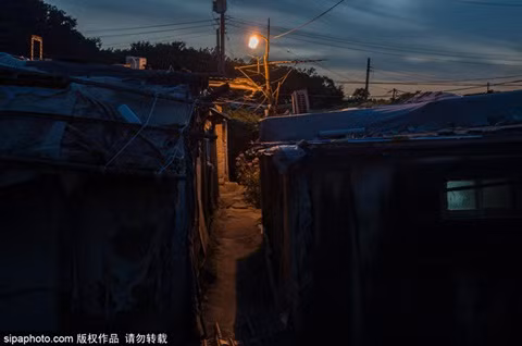 Hiện nay chính quyền Seoul đang có kế hoạch di dời và xóa bỏ khu ổ chuột này. Tuy nhiên, kế hoạch vẫn là kế hoạch, người dân tiếp tục sinh sống ở đây. Các tài xế taxi có lúc không định vị được chính xác khu ổ chuột Guryong. Bởi, người ta chỉ nghĩ đến Gangnam với những gia đình giàu có, căn nhà sang trọng, khu mua sắm xa xỉ và các khu dịch vụ dập dìu khách đến mua hàng.