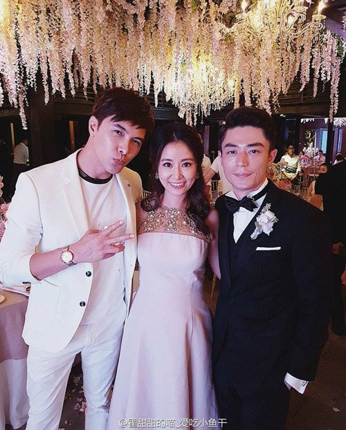  Lâm Tâm Như lộ rõ bụng bầu khi chụp ảnh cạnh ông xã Hoắc Kiến Hoa và bạn diễn Tạ Giai Kiến.