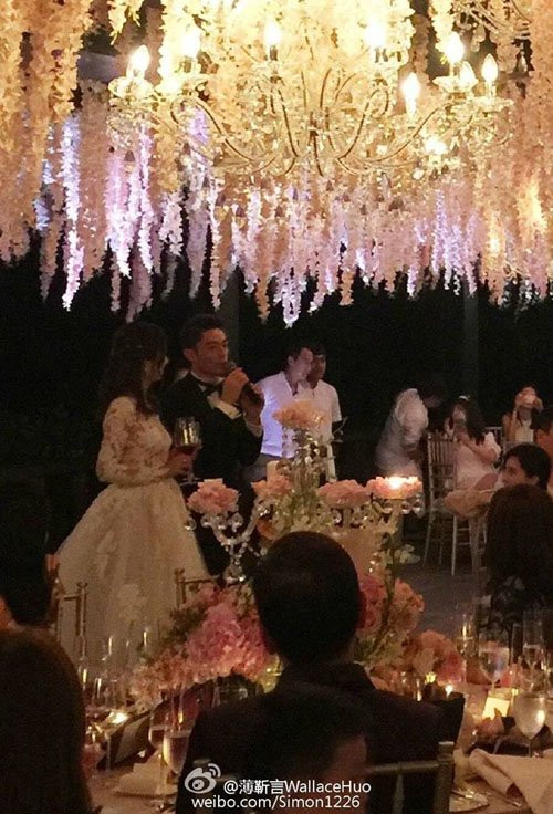 Chú rể Hoắc Kiến Hoa ngại ngùng khoe bà xã với quan khách.