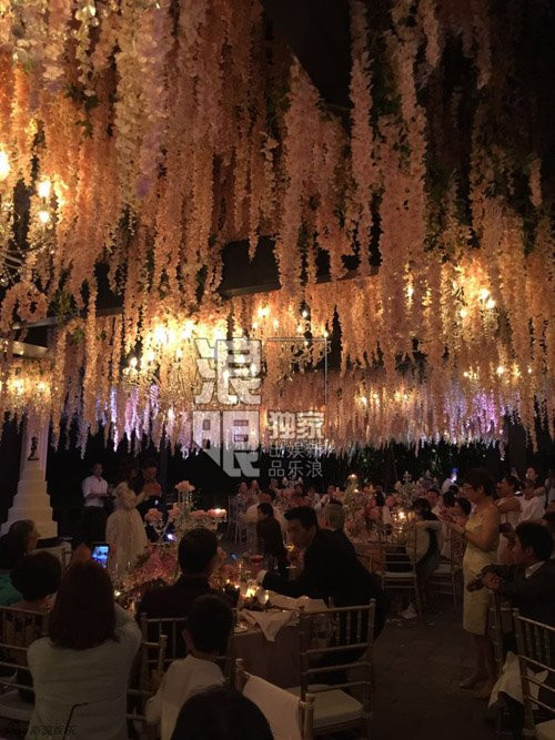 Toàn cảnh tiệc rượu của đôi uyên ương.