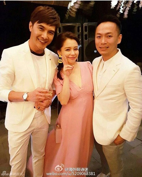 Vợ chồng Từ Nhược Tuyên tới tham gia tiệc cưới khá muộn. Do công việc bận rộn nên người đẹp xứ Đài không có mặt trong lễ cưới mà chỉ tham gia vào tiệc rượu của tân lang và tân nương.