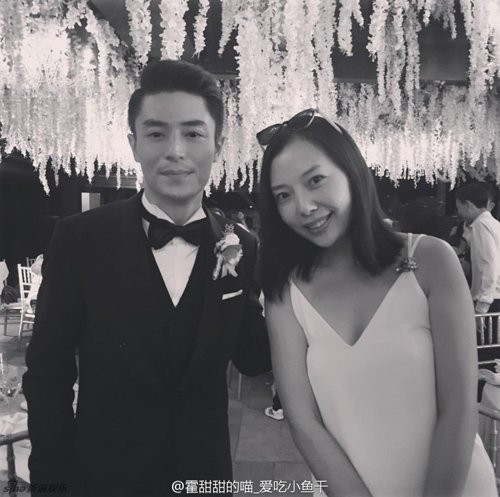 Chú rể Hoắc Kiến Hoa chụp ảnh kỉ niệm bên một khách mời. Trong tiệc cưới, anh khá kiệm lời.