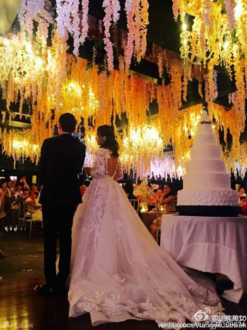 Hai vợ chồng Lâm Tâm Như - Hoắc Kiến Hoa ra chào quan khách tới tham dự tiệc cưới. Tiệc rượu của cặp đôi khai mạc từ lúc 17h00 tại Bali (Indonesia).