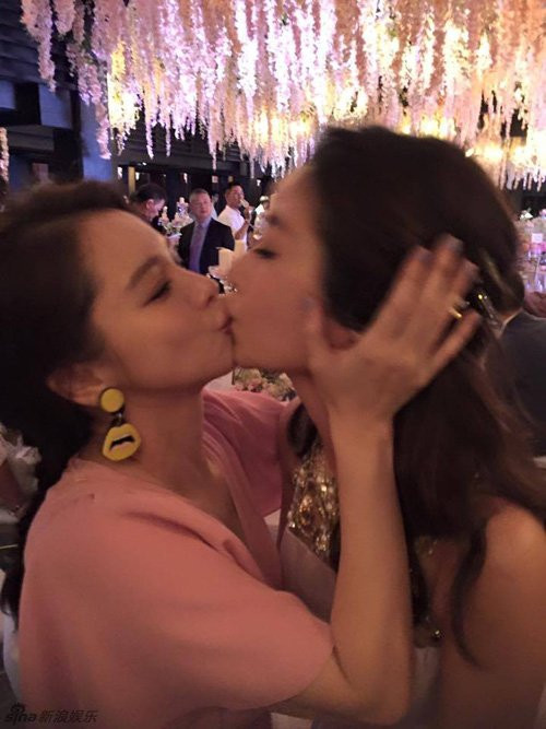 Ngược lại với hình ảnh khá kiệm lời của ông xã Hoắc Kiến Hoa, Lâm Tâm Như nhiệt tình "quẩy" hết mình với các khách mời. Nàng "Hạ Tử Vy'" không ngần ngại hôn môi cô bạn thân Từ Nhược Tuyên ngay trong tiệc cưới.