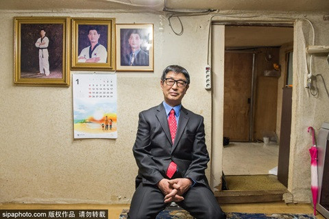 Những căn nhà tuềnh toàng khác xa với khu Gangnam giàu có gần đó.