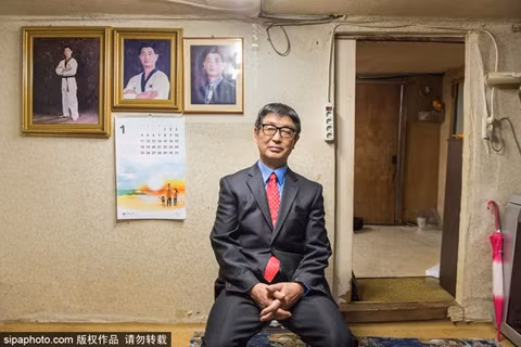 Những căn nhà tuềnh toàng khác xa với khu Gangnam giàu có gần đó.