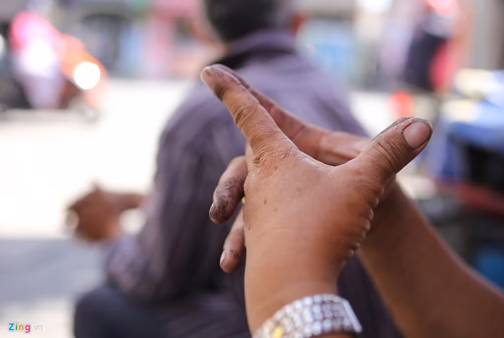 “Tôi cũng từng có thời gian nghèo khó sau một tai nạn, bán hết nhà cửa để chạy chữa và mưu sinh. Một thời gian trước, tôi nằm cả năm trời ở vỉa hè cạnh cái máy bơm xe. Vì vậy tôi hiểu được những nỗi nhọc nhằn của người nghèo", ông Út kể.