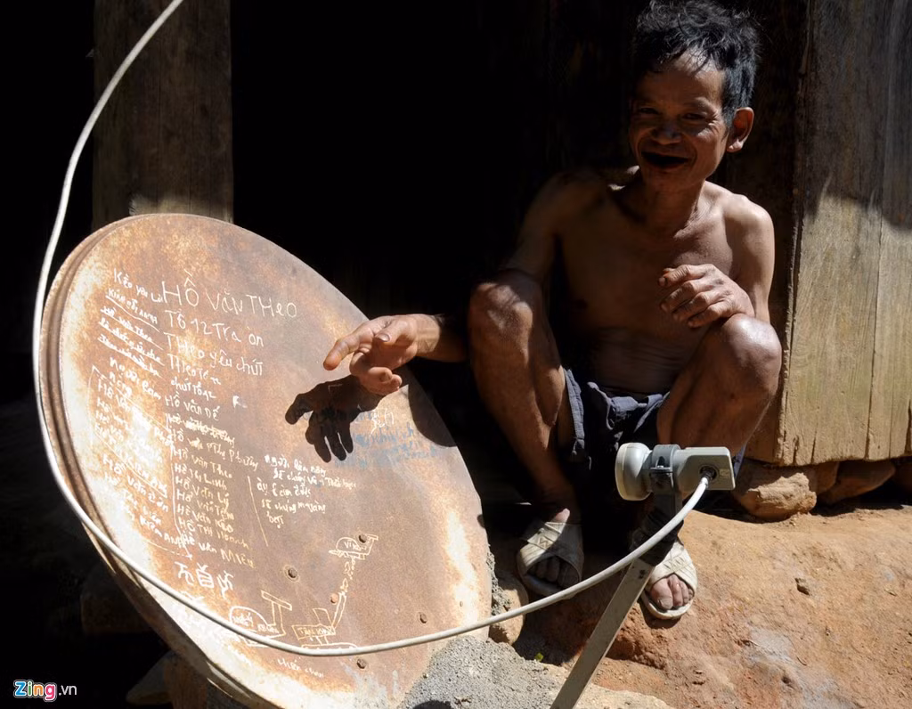 Gia đình quá đông con, ông Dé bảo các con ghi họ tên theo thứ tự giữa lòng anten chảo parabol vừa dễ nhớ vừa tiện giới thiệu khi có khách đến nhà. "Vợ chồng tôi sinh tổng cộng mười người con, đứa lớn nhất 19 tuổi nghỉ học từ năm lớp 9 rồi đi làm thuê, đứa nhỏ nhất mới chỉ 4 tuổi. Đứa con trai thứ hai đến 4 tuổi thì chết vì bệnh kiết lỵ, con trai thứ tư mới 8 tháng tuổi cũng sớm lìa đời vì sốt cao, giờ chỉ còn 8 đứa", người cha thổ lộ.