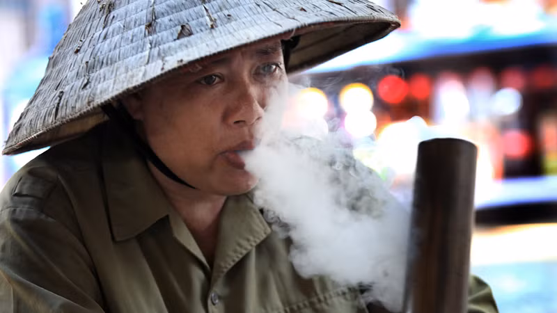 Chị Bùi Thị Ngưu nhà ở xã Yên Nghĩa nằm giáp ranh xã Ân Nghĩa tranh thủ rẽ vào "ăn" điếu thuốc lào trước khi rảo chợ mua sắm.