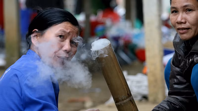 Thuốc lào ở Ân Nghĩa giống như miếng trầu của phụ nữ miền xuôi, phụ nữ ở đây gặp nhau cứ phải chăm bẵm châm từng bi thuốc cho nhau, vừa hút vừa thẽ thọt chuyện thôn bản.