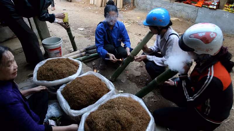 Chợ Re (xã Ân Nghĩa) tuần họp 3 phiên (thứ 2, 5, 7) không bao giờ thiếu hàng bán thuốc lào. Không như ở các chợ miền xuôi, hàng bán thuốc lào ở chợ Re luôn được quây quanh bởi các bà, các cô hút thử thuốc.