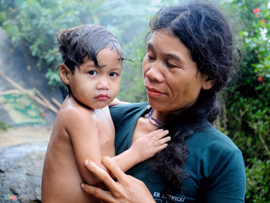 Nhiều lần cán bộ y tế khuyên vợ chồng bà Yến đến bệnh viện đình sản, không đẻ nữa nhưng bà trả lời gọn lỏn "không có tiền".